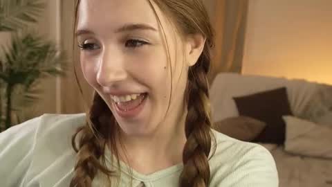 Snapshot of vegas_v chatting on 11-08-25, 01:55 Maria online show from 11-08-25, 01:55