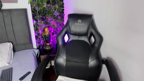 Snapshot of velakimm chatting on 10-06-25, 08:17 Isabella online show from 10-06-25, 08:17