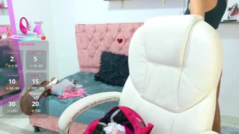 Snapshot of velinahoneyy chatting on 06-17-26, 12:40 velinahoneyy online show from 06-17-26, 12:40