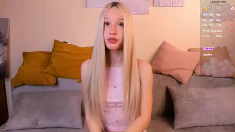 Snapshot of velourorbit chatting on 03-18-26, 05:54 Hi im Hannah online show from 03-18-26, 05:54