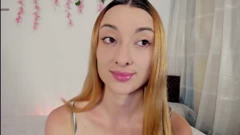 Snapshot of velvet_00 chatting on 06-25-26, 02:44 velvet_00 online show from 06-25-26, 02:44
