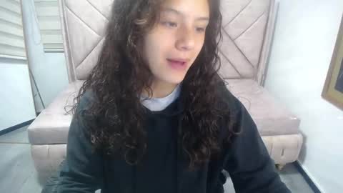 Snapshot of velvet_moon_v chatting on 09-30-25, 01:05 velvet_moon_v online show from 09-30-25, 01:05