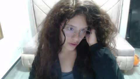 Snapshot of velvet_moon_v chatting on 10-28-25, 01:36 velvet_moon_v online show from 10-28-25, 01:36