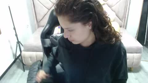 Snapshot of velvet_moon_v chatting on 11-12-25, 12:27 velvet_moon_v online show from 11-12-25, 12:27