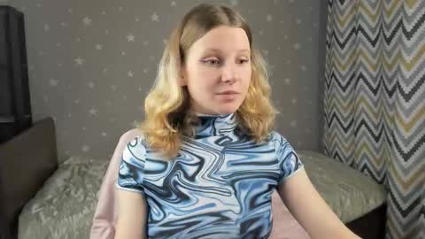 velvet_peach_ online show from 12-05-25, 10:46