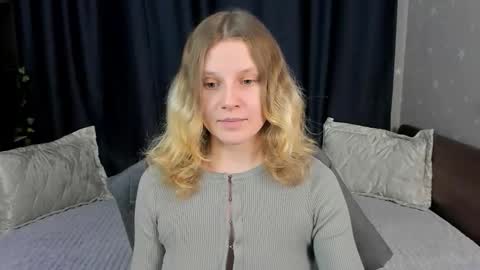 velvet_peach_ online show from 01-16-26, 12:09