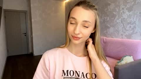 Snapshot of velvethonerkamp chatting on 11-18-25, 07:46 Nika online show from 11-18-25, 07:46