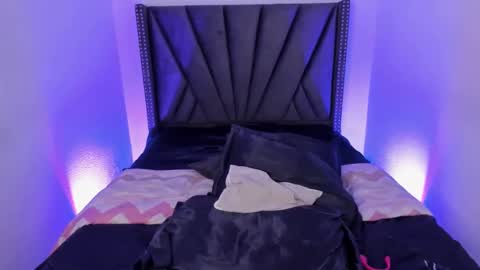 Snapshot of venezuelangoddess chatting on 03-05-25, 01:42 Miss B. online show from 03-05-25, 01:42