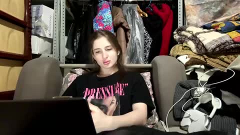 Mia online show from 04-17-26, 02:53