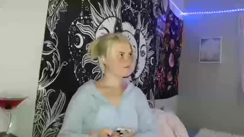 Snapshot of venusastar chatting on 10-12-25, 09:36 Miss Venus online show from 10-12-25, 09:36