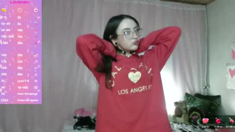 Snapshot of venuzxx chatting on 02-14-25, 12:03 . . online show from 02-14-25, 12:03