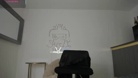 Snapshot of vero_lodge chatting on 10-25-25, 10:59 veronica online show from 10-25-25, 10:59