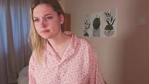 Snapshot of verocat chatting on 09-15-25, 04:34 Veronica online show from 09-15-25, 04:34