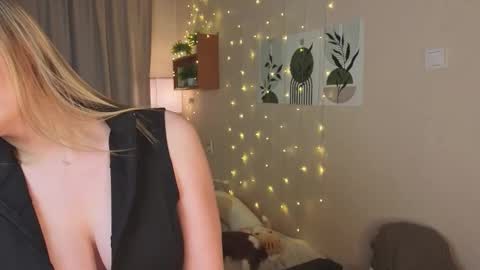 Snapshot of verocat chatting on 11-14-25, 12:26 Veronica online show from 11-14-25, 12:26