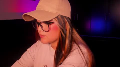 Snapshot of veronicabrown_xxx chatting on 03-21-26, 04:06 Vero online show from 03-21-26, 04:06