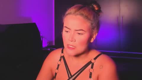 Snapshot of veronicabrown_xxx chatting on 04-10-26, 03:17 Vero online show from 04-10-26, 03:17