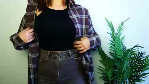 Snapshot of veryveryshygirl chatting on 01-10-26, 01:02 Ana online show from 01-10-26, 01:02