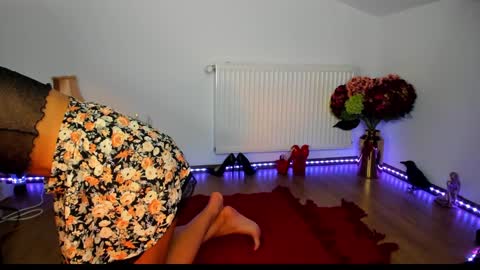 ViciousQueenu can call me Laura online show from 11-04-25, 04:50