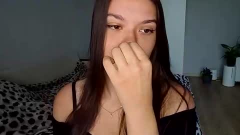 Snapshot of vicki_queen chatting on 06-19-26, 05:23 Lina online show from 06-19-26, 05:23