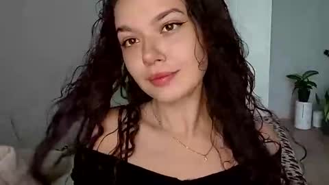 Snapshot of vicki_queen chatting on 07-14-26, 05:01 Lina online show from 07-14-26, 05:01