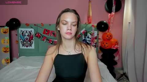 Snapshot of vickie_smith chatting on 10-24-25, 08:33 vickie_smith online show from 10-24-25, 08:33