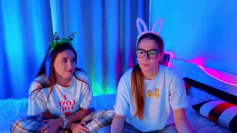 Snapshot of vickipratt chatting on 12-20-25, 09:49 Stacy Charlotte Lolaon keyboard online show from 12-20-25, 09:49