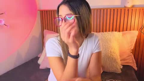 Snapshot of vicky_bass chatting on 09-23-25, 08:34 VICTORIA online show from 09-23-25, 08:34