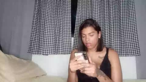 Snapshot of vickyhm22 chatting on 11-26-25, 04:35 vickyhm22 online show from 11-26-25, 04:35