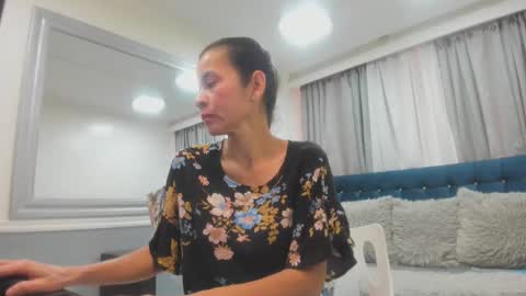 Victoria  grey  online show from 04-14-26, 08:04