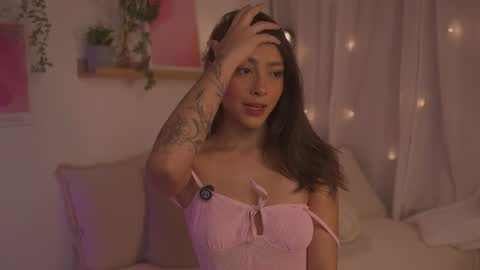 Snapshot of victoria__rossi chatting on 06-20-26, 01:25 online show from 06-20-26, 01:25