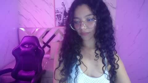 Snapshot of victoria_castillo_b chatting on 03-12-25, 03:13 victoria_castillo_b online show from 03-12-25, 03:13