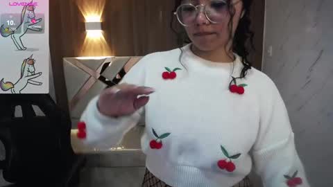 Snapshot of victoria_castillo_b chatting on 10-25-25, 03:03 victoria_castillo_b online show from 10-25-25, 03:03