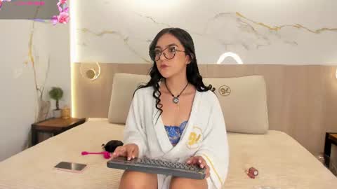 Snapshot of victoria_hokings chatting on 06-12-26, 11:42 Victoria H online show from 06-12-26, 11:42