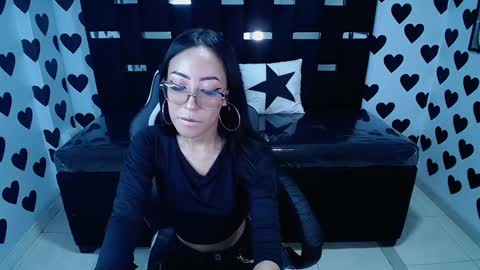 Snapshot of victoria_ricci_a chatting on 02-12-25, 04:33 Victoria online show from 02-12-25, 04:33