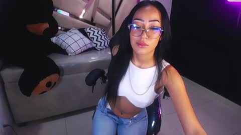 Snapshot of victoria_ricci_a chatting on 02-25-25, 05:04 Victoria online show from 02-25-25, 05:04