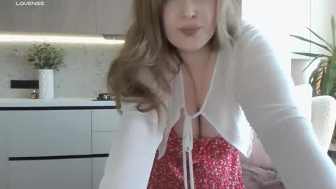 Snapshot of victoriafalls chatting on 05-05-26, 12:35 Miss V online show from 05-05-26, 12:35