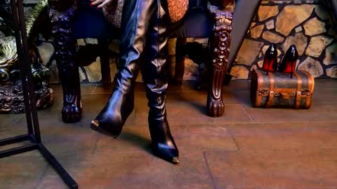 Victoria Heller online show from 11-24-25, 04:56