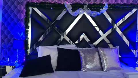 victtoria lee online show from 12-17-25, 09:10