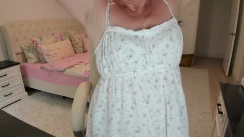 Snapshot of vika7333 chatting on 06-22-26, 04:04 Ukrainian-woman online show from 06-22-26, 04:04