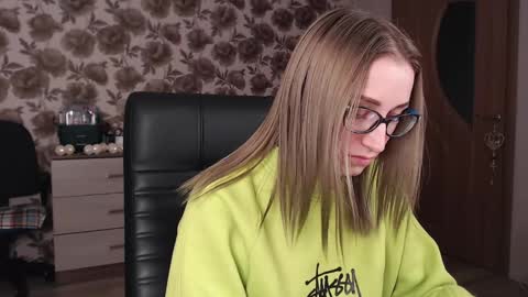 Snapshot of vikaericka chatting on 12-10-24, 07:37 Vika online show from 12-10-24, 07:37