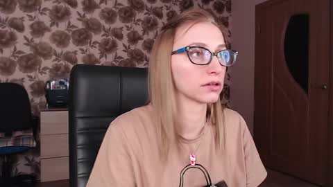 Snapshot of vikaericka chatting on 01-13-25, 10:45 Vika online show from 01-13-25, 10:45