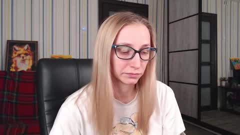 Snapshot of vikaericka chatting on 11-12-25, 08:30 Vika online show from 11-12-25, 08:30