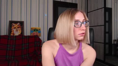 Snapshot of vikaericka chatting on 11-15-25, 12:30 Vika online show from 11-15-25, 12:30