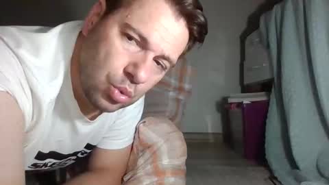 Snapshot of vikbika2 chatting on 10-18-25, 06:08 Tom reunz online show from 10-18-25, 06:08