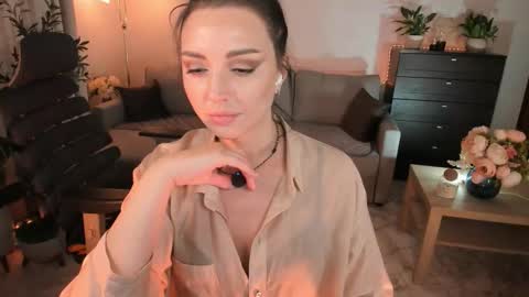 Snapshot of vikibellson chatting on 10-03-25, 06:38 Viki Bellson online show from 10-03-25, 06:38