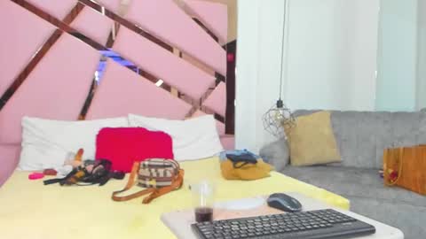 Snapshot of vikitomson chatting on 02-12-25, 12:33 vikiTomson online show from 02-12-25, 12:33