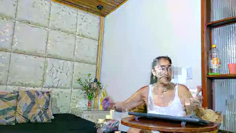 Snapshot of vikitomson chatting on 12-15-25, 01:59 vikiTomson online show from 12-15-25, 01:59