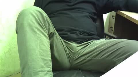 Snapshot of viknik16cm chatting on 11-13-25, 06:01 viknik16cm online show from 11-13-25, 06:01