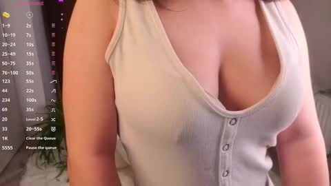 Snapshot of viksinite chatting on 02-23-26, 06:27 Vixi online show from 02-23-26, 06:27