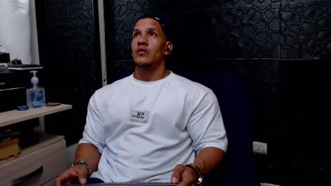 Viktor Herrera online show from 02-18-25, 01:43